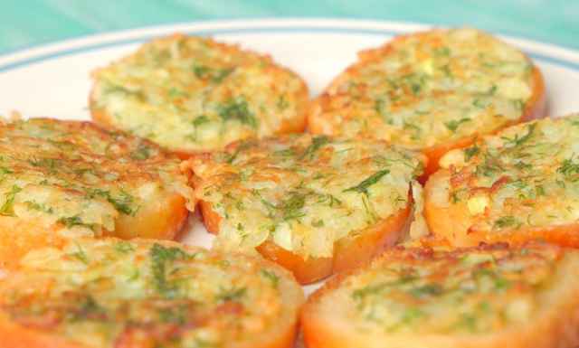 Хрустящие и вкусные луковые гренки