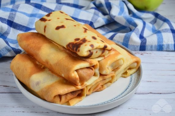 Блины с яблоками и корицей