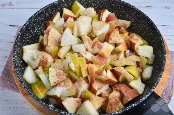 Блины с яблоками и корицей