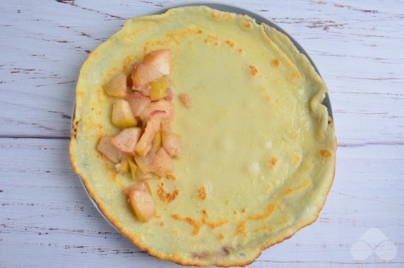 Блины с яблоками и корицей