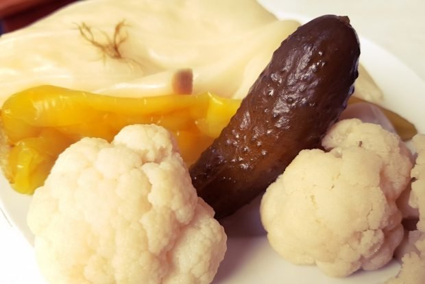 Огурцы с цветной капустой на зиму