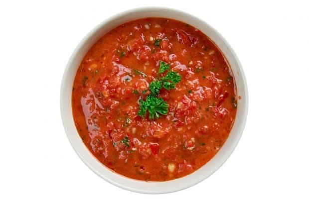 Острая аджика из помидоров с яблоками и чесноком на зиму