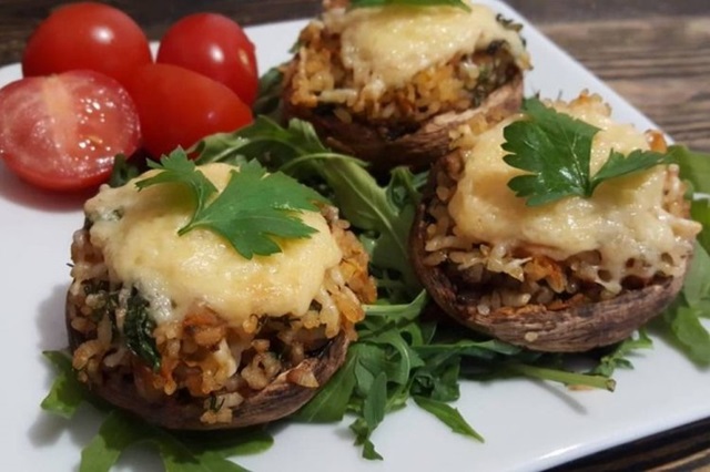 Фаршированные шампиньоны с рисом0