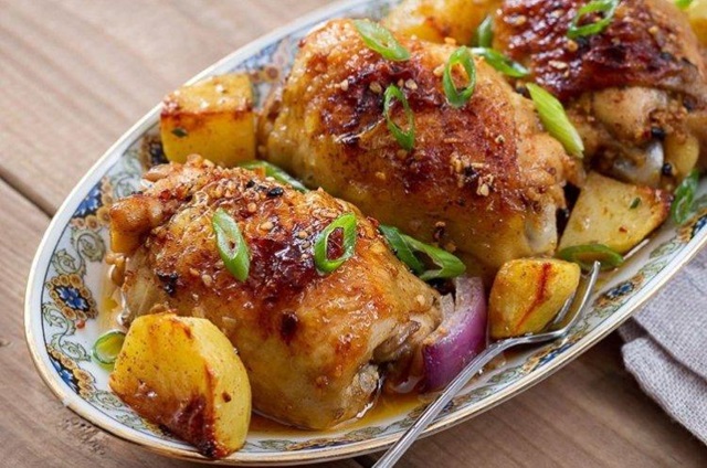 Горячее из картофеля и куриных бедер0