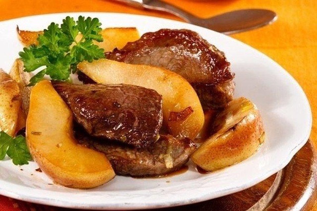 Говядина с кусочками груши0
