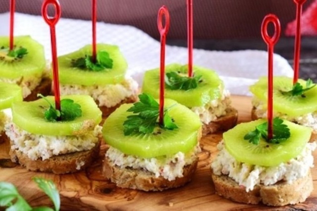 Канапе с крабовыми палочками и киви0