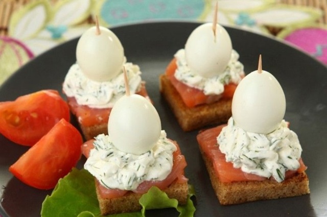 Канапе с красной рыбой и перепелиными яйцами0