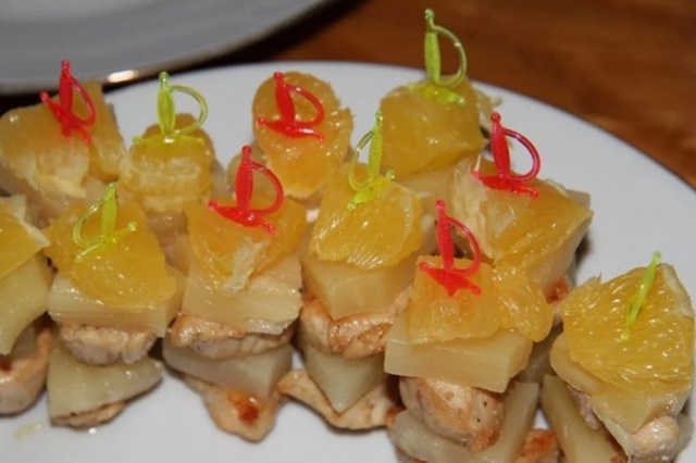 Канапе с курицей, ананасами и апельсинами0