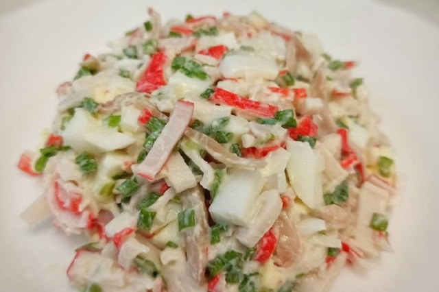 Салат с кальмарами и крабовыми палочками0