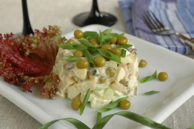 Салат с копченой рыбой и яблоком0