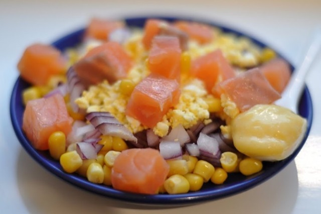 Салат с копченой рыбой и кукурузой0