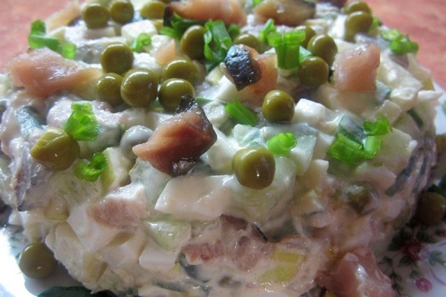 Салат с копченой рыбой и зеленым горошком0