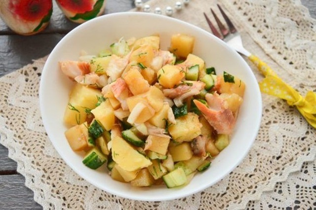 Салат с копченой рыбой, картошкой и огурцами0