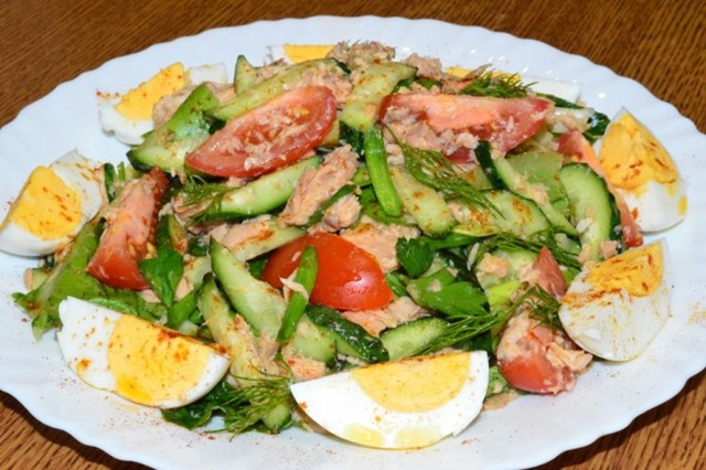 Салат с копченой рыбой, помидорами и яйцами0
