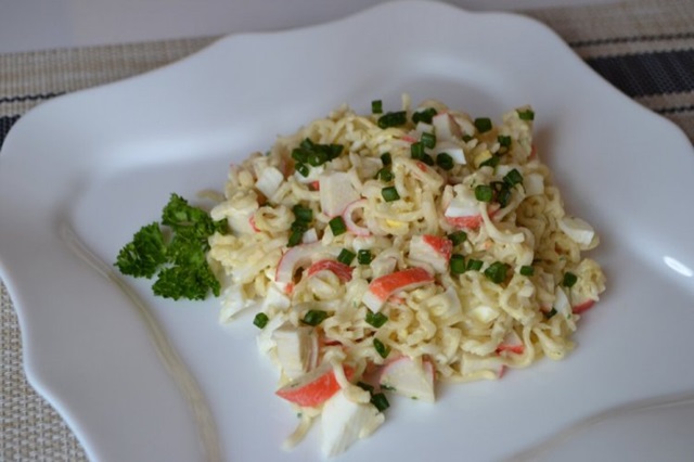 Салат с крабовыми палочками и лапшой быстрого приготовления0