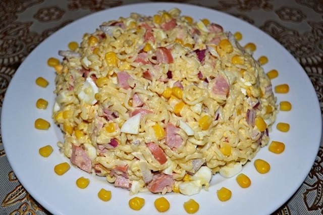 Салат с лапшой быстрого приготовления и кукурузой0
