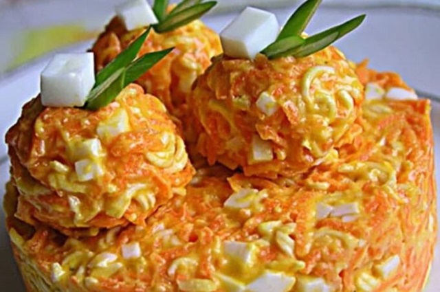 Салат с лапшой быстрого приготовления и морковью0