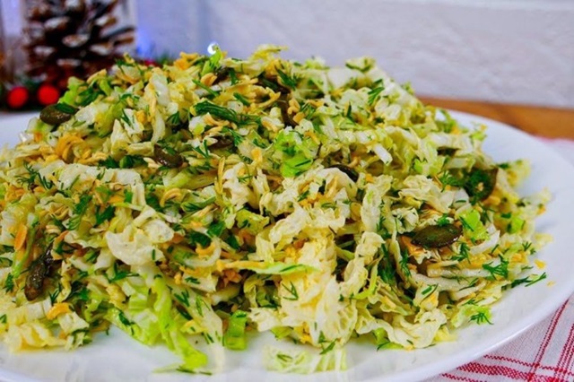 Салат с пекинской капустой и лапшой быстрого приготовления0