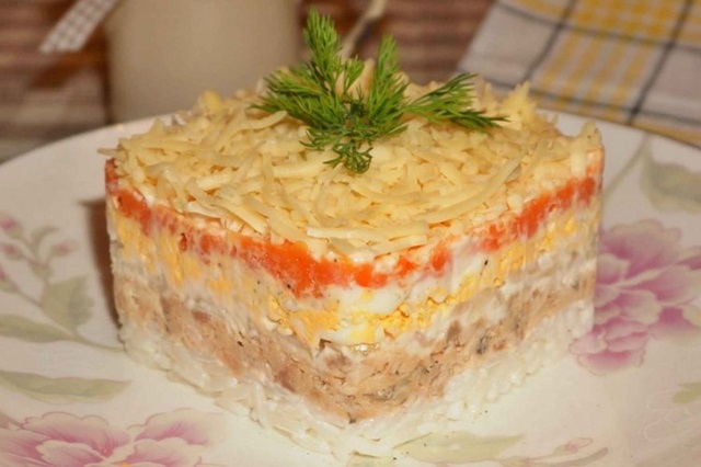 Салат с рисом и копченой рыбой0