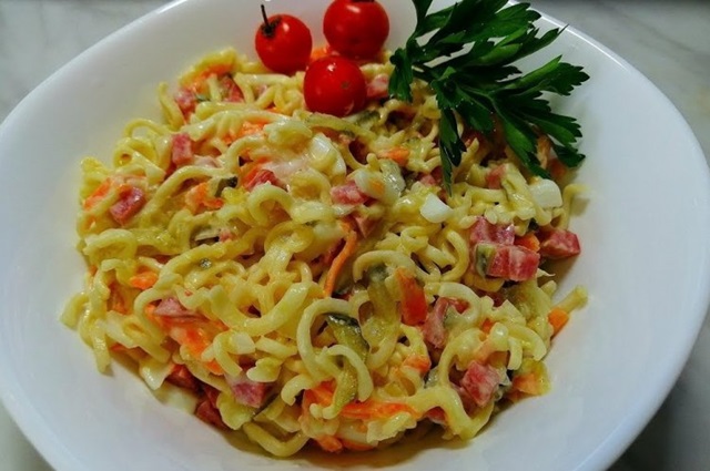 Салат с Роллтоном, яйцами и солеными огурцами0