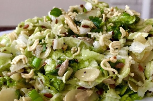 Салат с Роллтоном, капустой и арахисом0