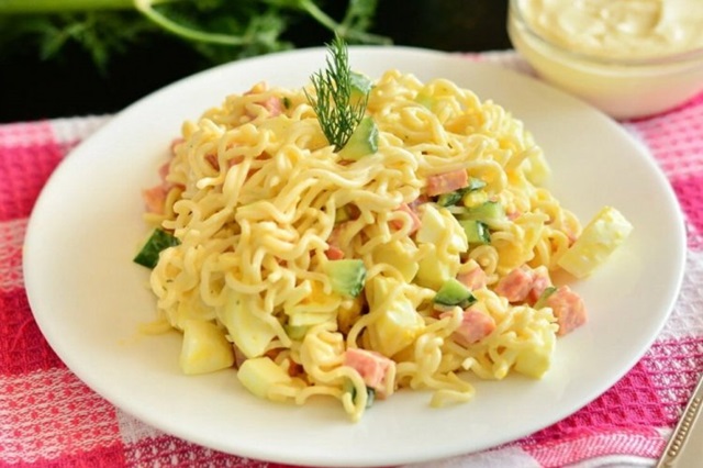 Салат с Роллтоном, колбасой и яйцом0