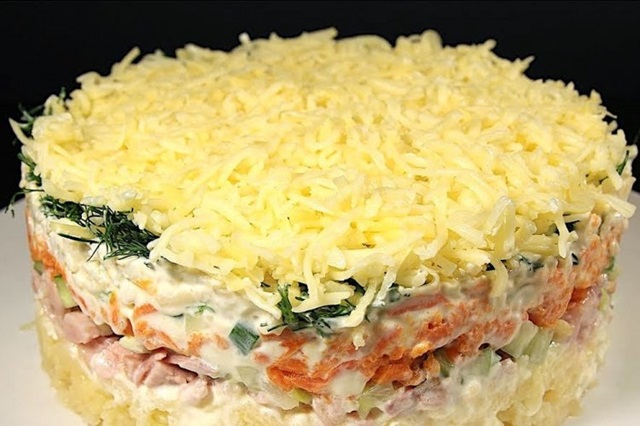 Слоеный салат с копченой курицей и лапшой быстрого приготовления0