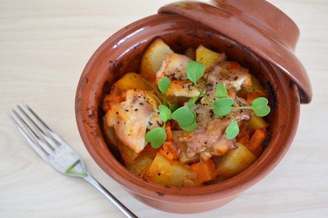 Индейка в духовке в горшочках0