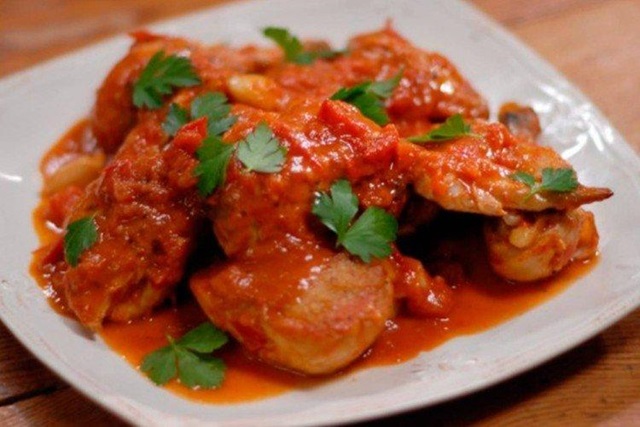 Курица в розовом соусе0