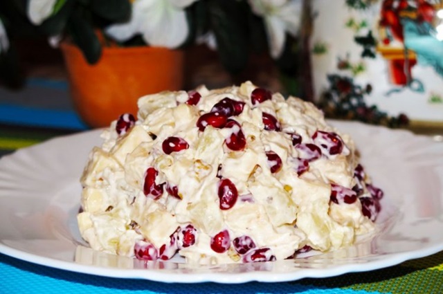 Новогодний салат с курицей, ананасом и гранатом0