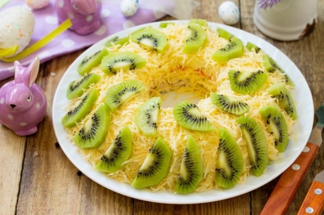 Новогодний салат с курицей и киви0