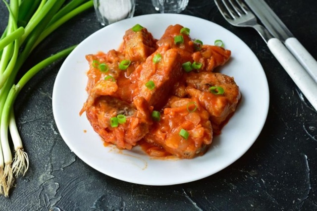 Рыба на сковороде с овощами и томатами0