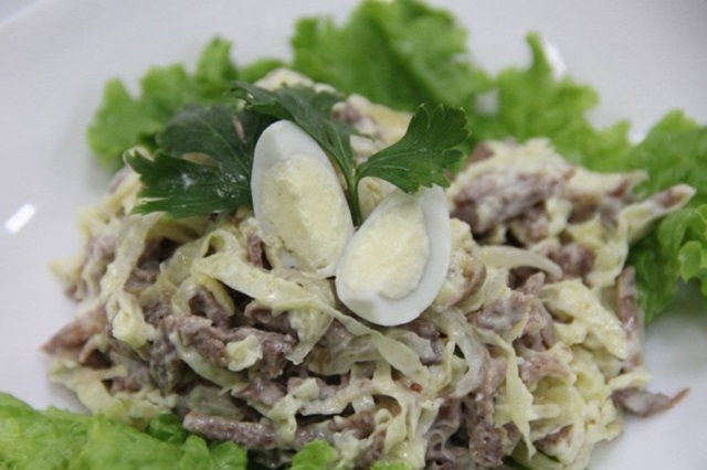Салат с говядиной и капустой0