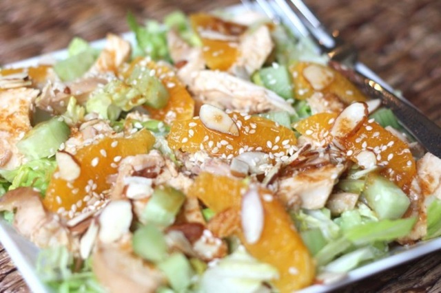 Салат с копченой курицей и мандаринами на Новый год0