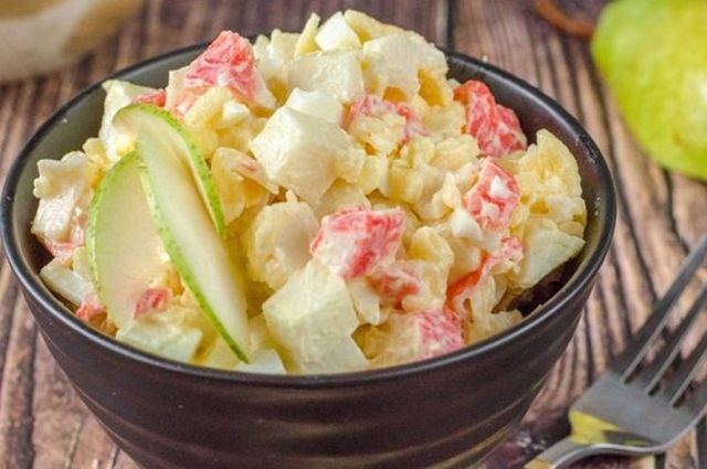 Салат с крабовыми палочками и грушей0