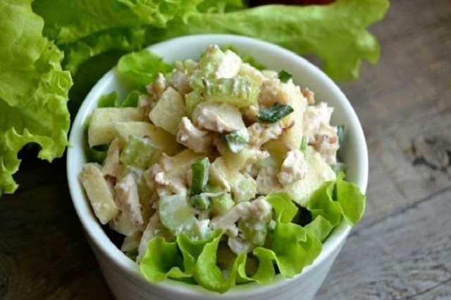 Салат с курицей, яблоками и сельдереем на праздник0