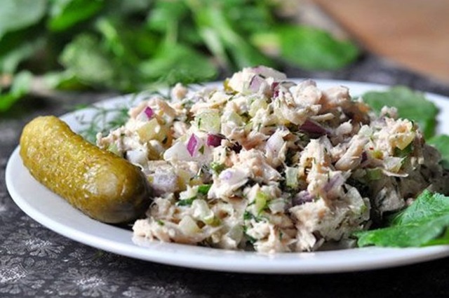 Салат с тунцом и маринованными огурцами0