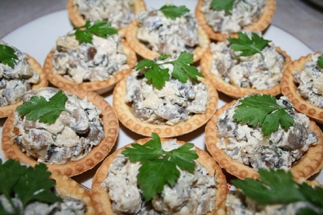 Тарталетки с говядиной и маринованными грибами0