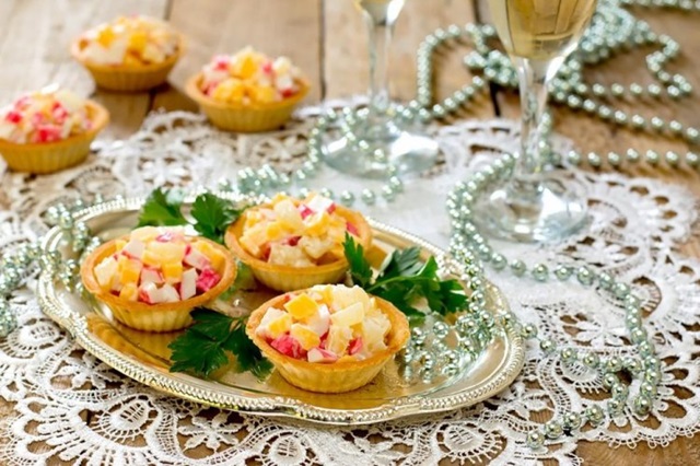 Тарталетки с крабовыми палочками и ананасом0
