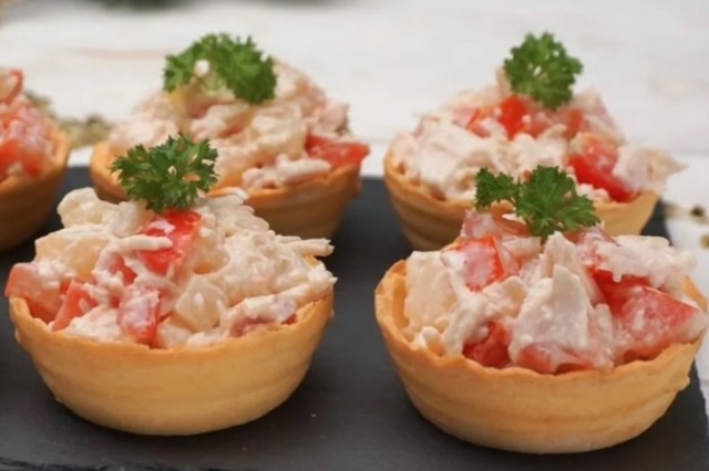 Тарталетки с курицей, ананасами и помидорами0