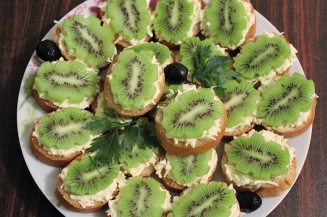 Бутерброды с чесночной намазкой и киви0