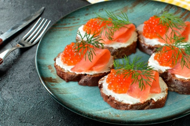 Бутерброды с красной икрой и лимонным маслом на праздник0