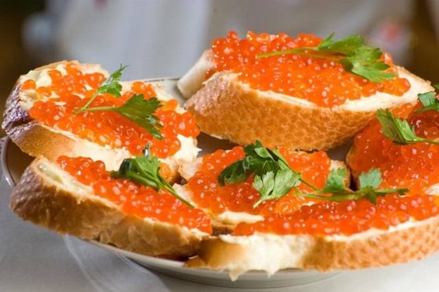 Бутерброды с рикоттой, плавленым сыром и красной икрой0