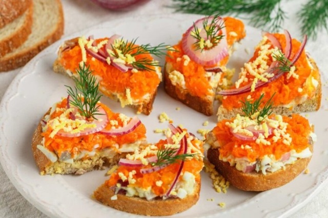 Бутерброды с сельдью и морковью0