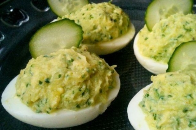 Яйца, фаршированные огурцами0
