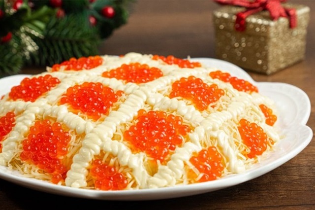 Слоеный салат с кальмарами0