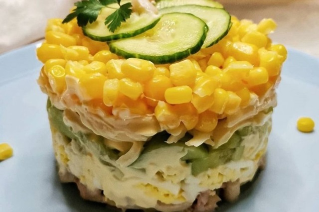 Слоеный салат с кальмарами и кукурузой на праздник0