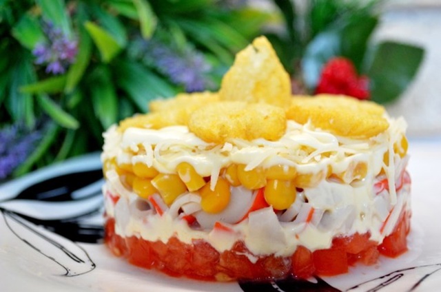 Слоеный салат с крабовыми палочками и кукурузой0