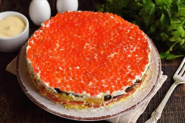 Слоеный салат с красной икрой0