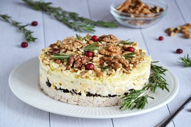 Слоеный салат с курицей, черносливом и грецкими орехами0